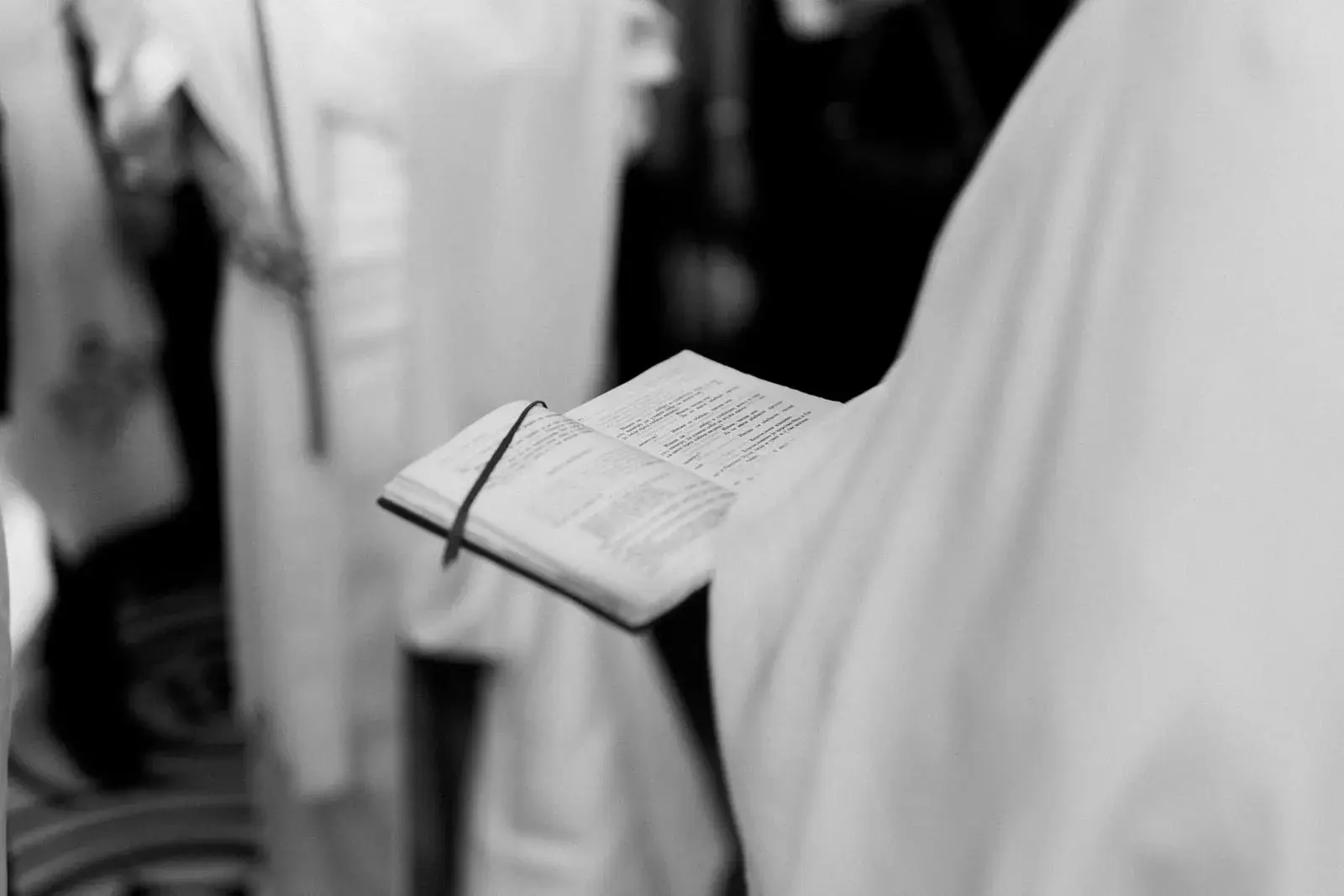 Mladenci u zagrljaju u mekom zimskom svjetlu, obrada u brendu Klasična elegancija