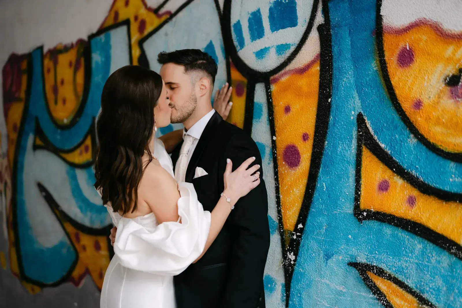 Portret mladenaca u brendu Klasična elegancija, prirodne boje i miran kadar