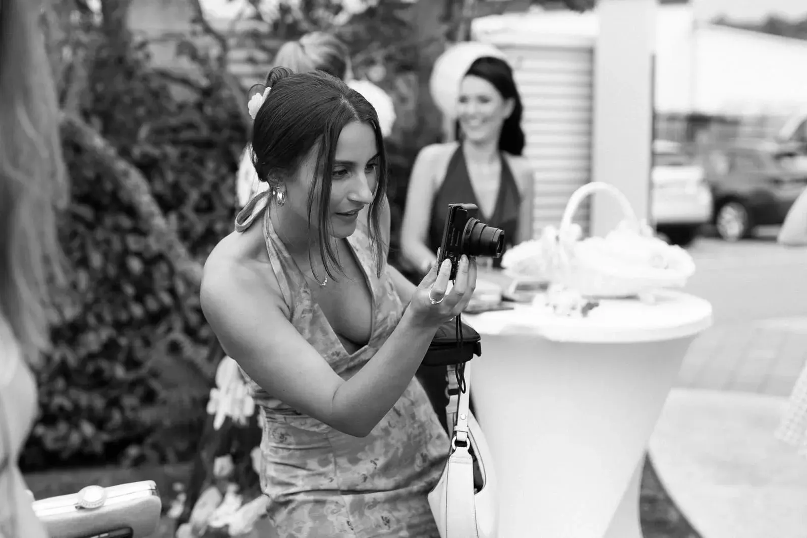 Gordana und David in einer spontanen Umarmung auf ihrer Hochzeit