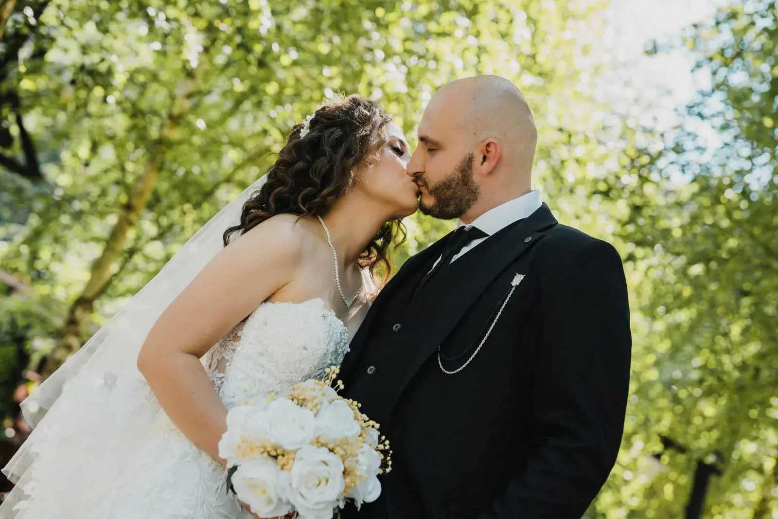 Elma i Almir na fotografisanju vjenčanja u prirodi