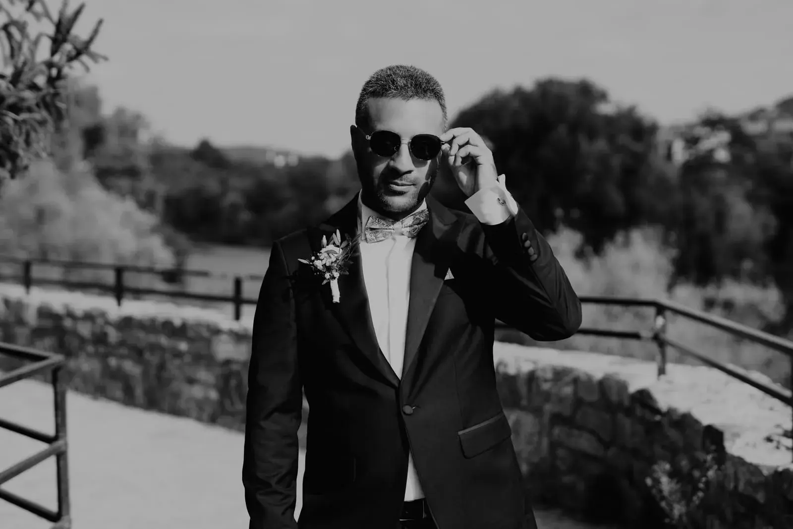 Par u zagrljaju u prirodi, topli tonovi brenda Romantična priča