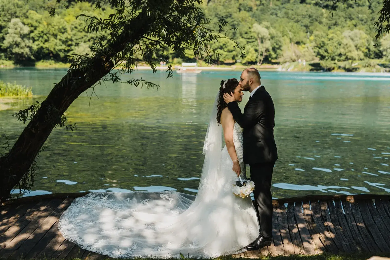 Elma i Almir na ceremoniji na otvorenom, okruženi zelenilom