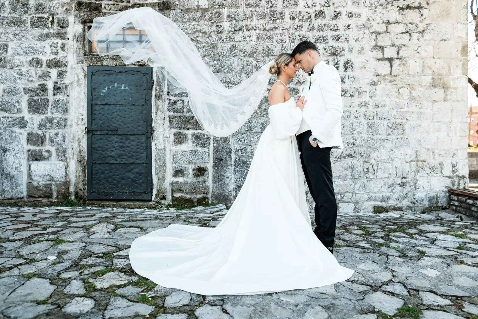 Elegantan portret mladenaca sa izraženim kontrastom i čistom kompozicijom