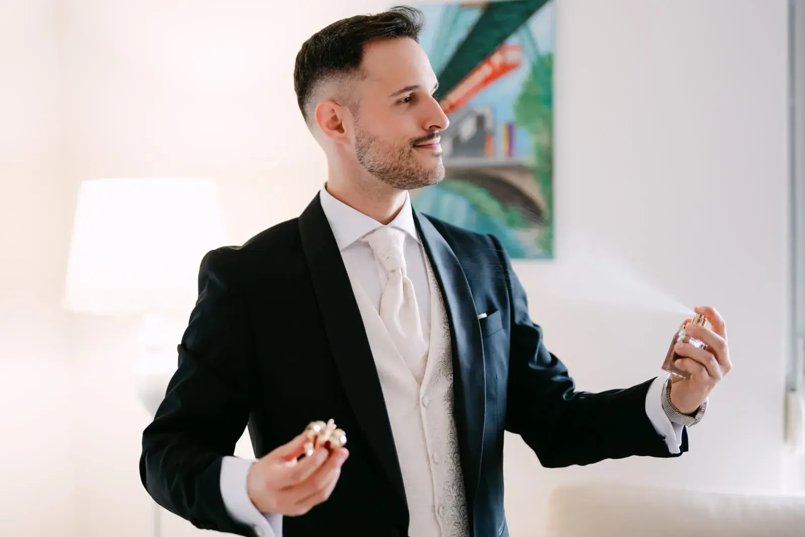 Mladenci u elegantnom ambijentu, miran i uravnotežen kadar