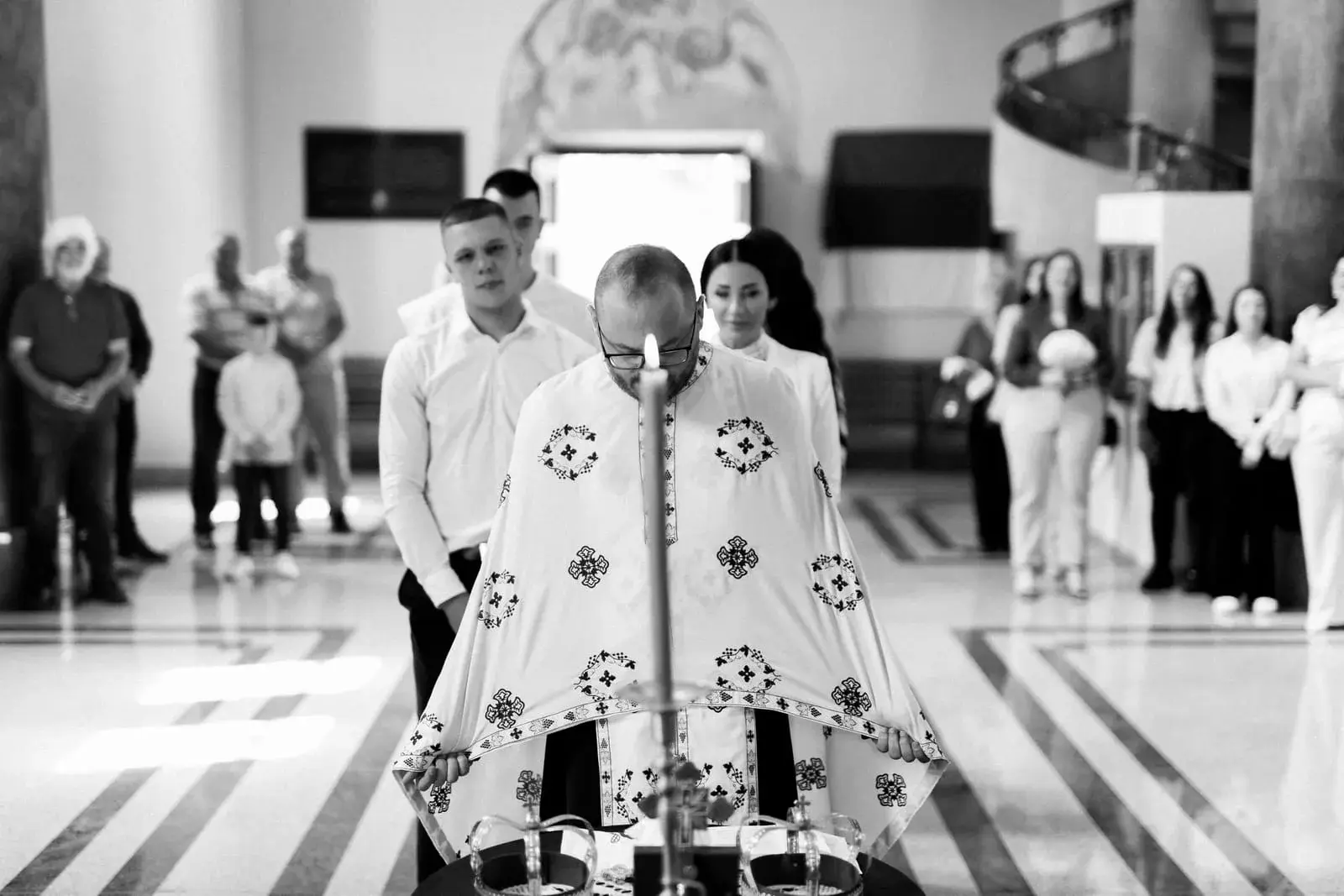 Tijana i Stevan okruženi gostima tokom slavlja