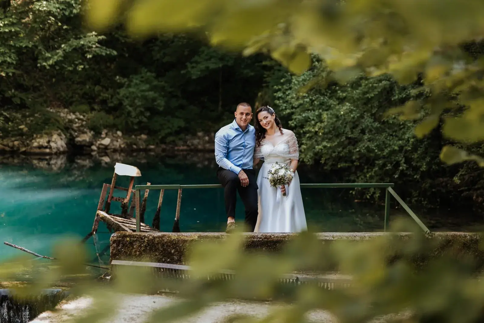 Gordana i David okruženi gostima poslije obreda, čestitke i zagrljaji