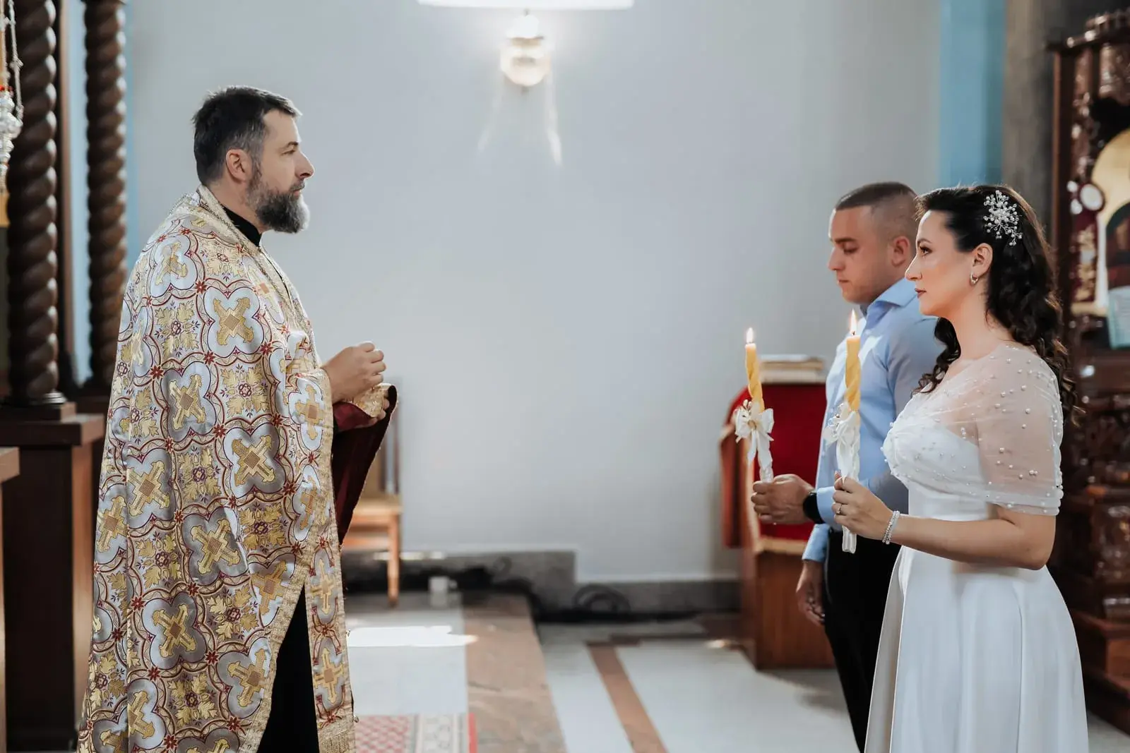 Gordana i David tokom obreda, emocija uhvaćena sa diskretne udaljenosti