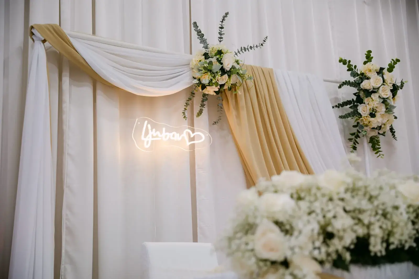 Mladenci u toplom enterijeru, elegantan kadar sa mekim svjetlom
