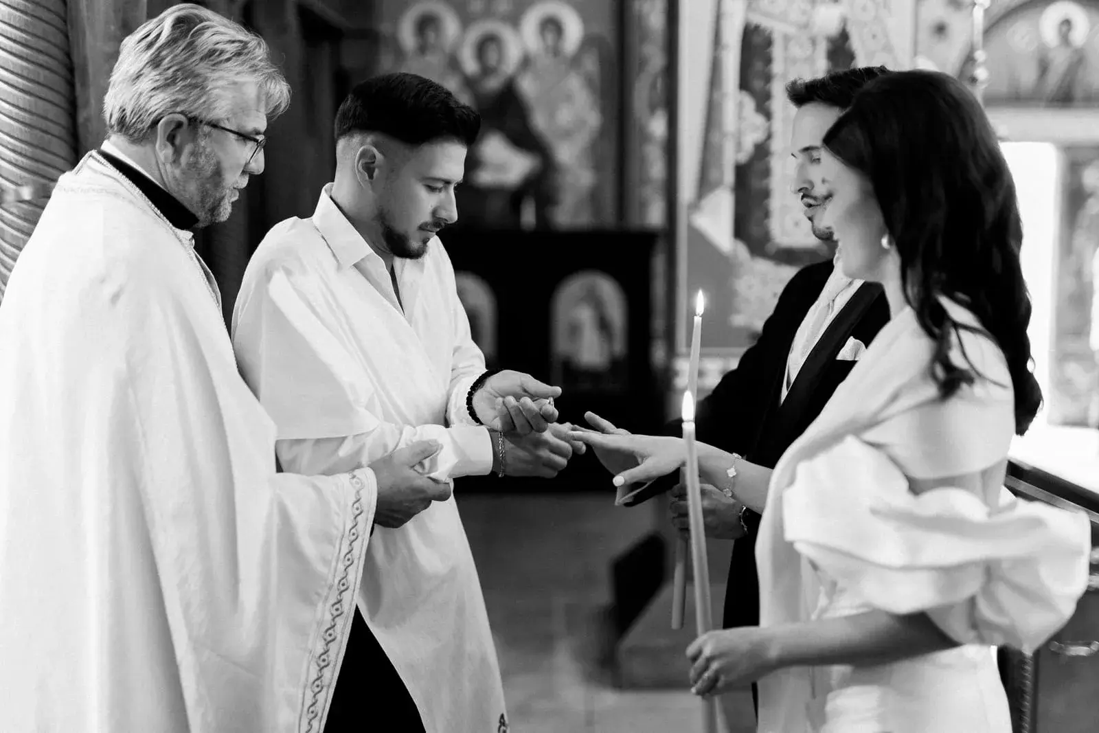 Mladenci u mirnom zajedničkom trenutku, kadar iz albuma u brendu Klasična elegancija